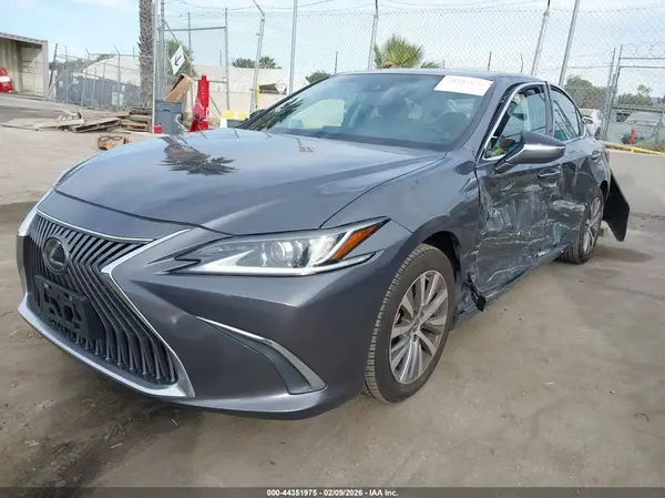 58ABZ1B10KU033946 2019 LEXUS ES - Image 2