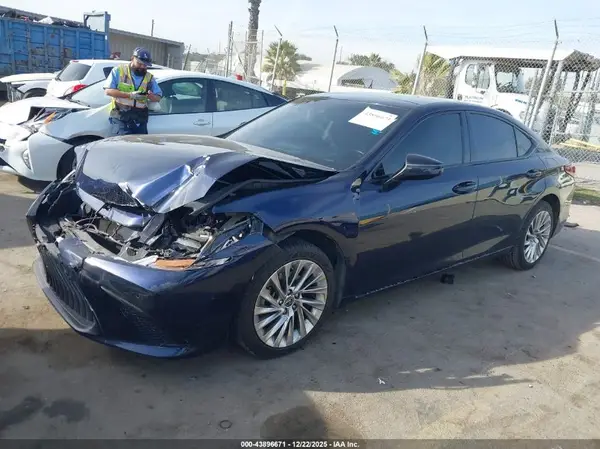 58ABZ1B10KU042629 2019 LEXUS ES - Image 2