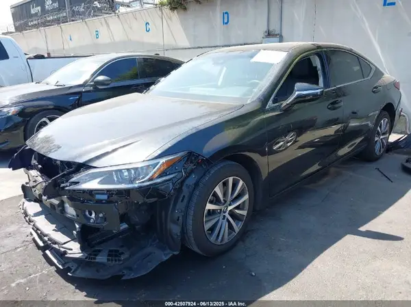 58ABZ1B10KU050827 2019 LEXUS ES - Image 2