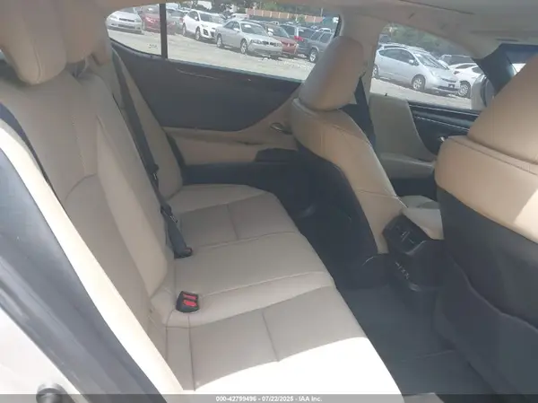 58ABZ1B11KU021739 2019 LEXUS ES - Image 8