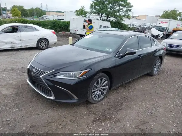 58ABZ1B11KU028593 2019 LEXUS ES - Image 2