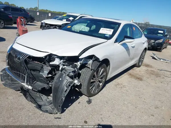 58ABZ1B11KU031395 2019 LEXUS ES - Image 2