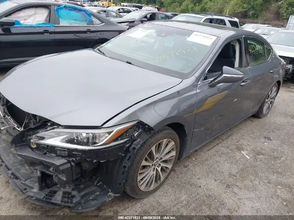 58ABZ1B11KU041165 2019 LEXUS ES - Image 2