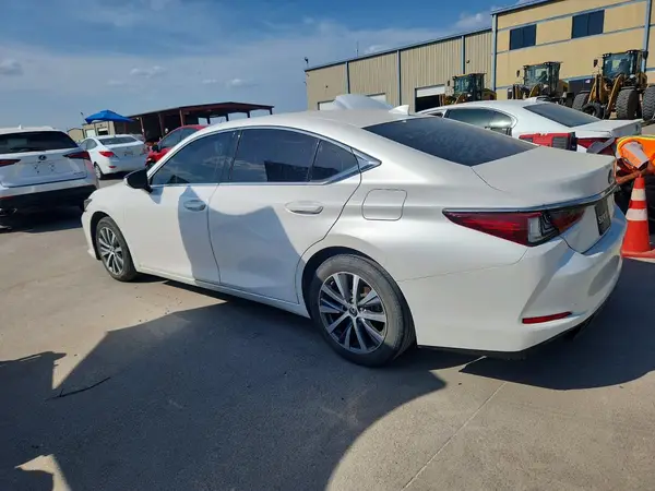 58ABZ1B11KU047645 2019 LEXUS ES - Image 2