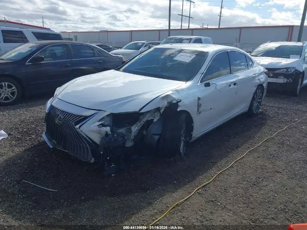 58ABZ1B11KU050304 2019 LEXUS ES - Image 2