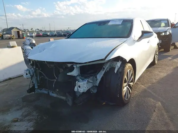 58ABZ1B12KU004271 2019 LEXUS ES - Image 2