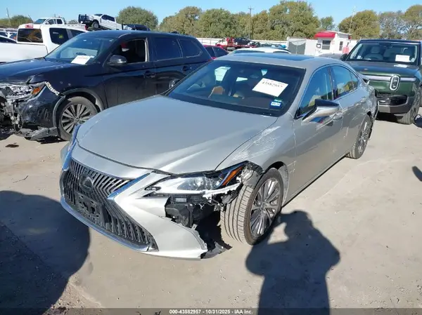 58ABZ1B12KU004660 2019 LEXUS ES - Image 2
