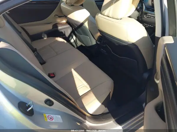 58ABZ1B12KU017943 2019 LEXUS ES - Image 8
