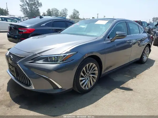 58ABZ1B12KU020065 2019 LEXUS ES - Image 2