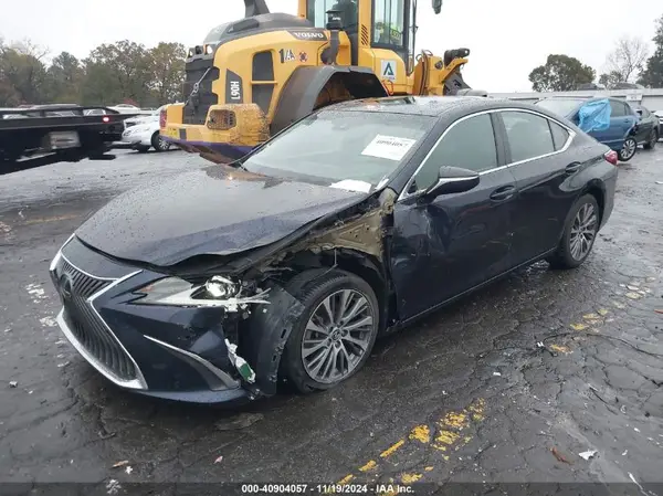 58ABZ1B12KU025055 2019 LEXUS ES - Image 2