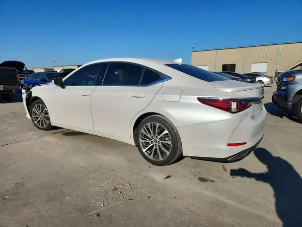58ABZ1B12KU033382 2019 LEXUS ES - Image 2