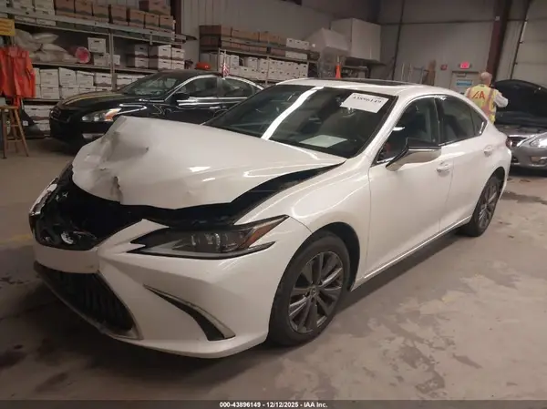 58ABZ1B13KU017305 2019 LEXUS ES - Image 2