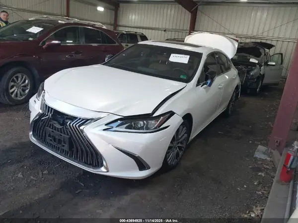 58ABZ1B13KU043483 2019 LEXUS ES - Image 2