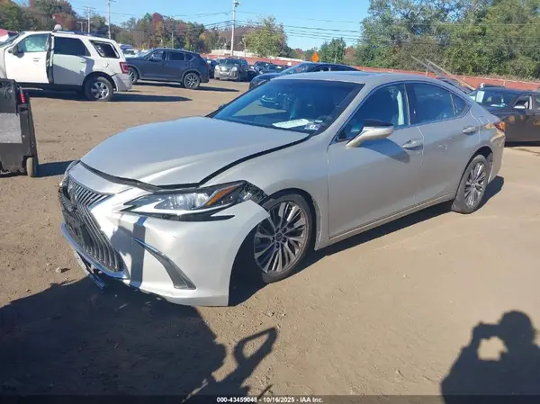 58ABZ1B14KU020147 2019 LEXUS ES - Image 2