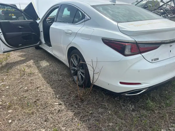 58ABZ1B16KU002779 2019 LEXUS ES - Image 2