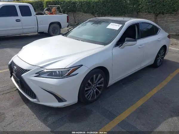 58ABZ1B16KU010736 2019 LEXUS ES - Image 2