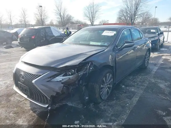 58ABZ1B16KU038200 2019 LEXUS ES - Image 2