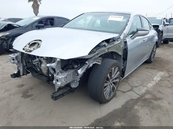 58ABZ1B16KU046927 2019 LEXUS ES - Image 2