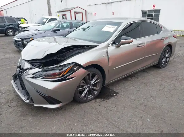 58ABZ1B16KU048435 2019 LEXUS ES - Image 2