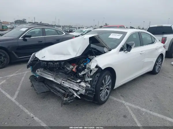 58ABZ1B17KU014746 2019 LEXUS ES - Image 2