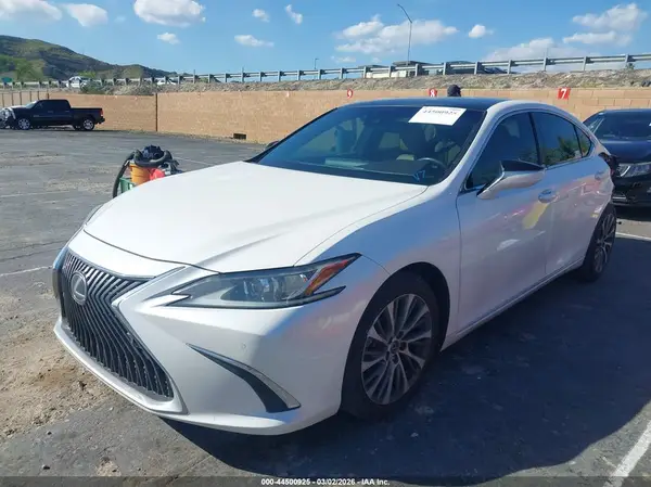 58ABZ1B17KU028209 2019 LEXUS ES - Image 2