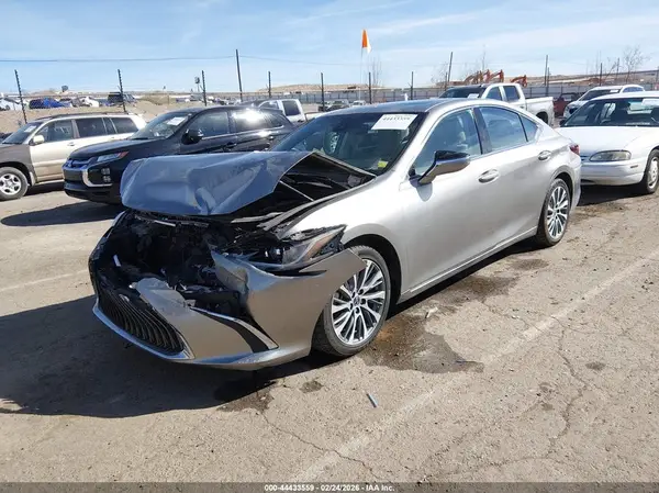 58ABZ1B17KU045107 2019 LEXUS ES - Image 2