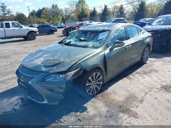 58ABZ1B18KU009801 2019 LEXUS ES - Image 2