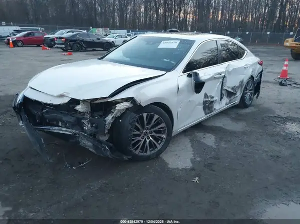 58ABZ1B18KU021379 2019 LEXUS ES - Image 2