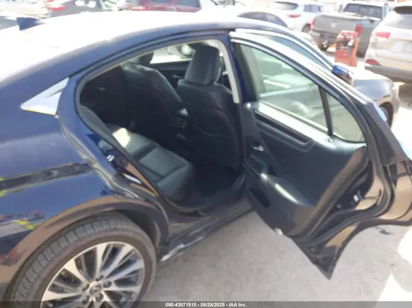58ABZ1B19KU010519 2019 LEXUS ES - Image 8