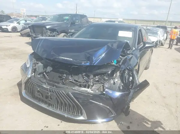 58ABZ1B19KU034481 2019 LEXUS ES - Image 2