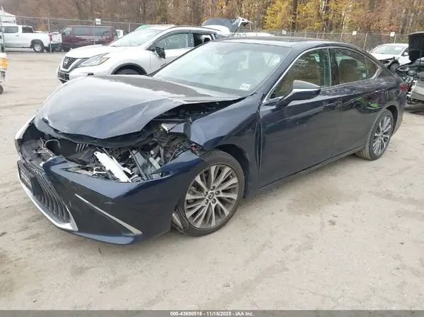 58ABZ1B1XKU006107 2019 LEXUS ES - Image 2