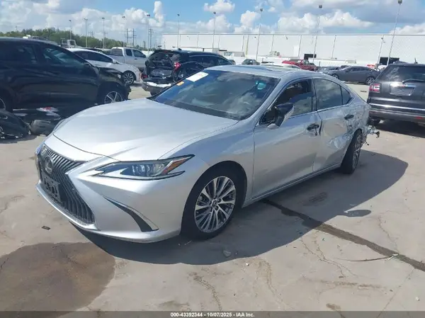 58ABZ1B1XKU039995 2019 LEXUS ES - Image 2