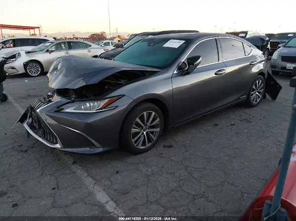 58AC21B10LU011066 2020 LEXUS ES - Image 2
