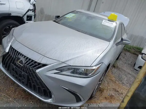 58ACZ1B12NU116934 2022 LEXUS ES - Image 2