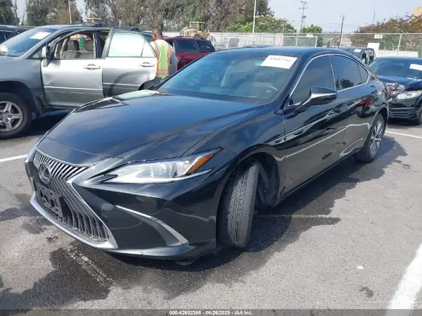 58ACZ1B16LU077357 2020 LEXUS ES - Image 2