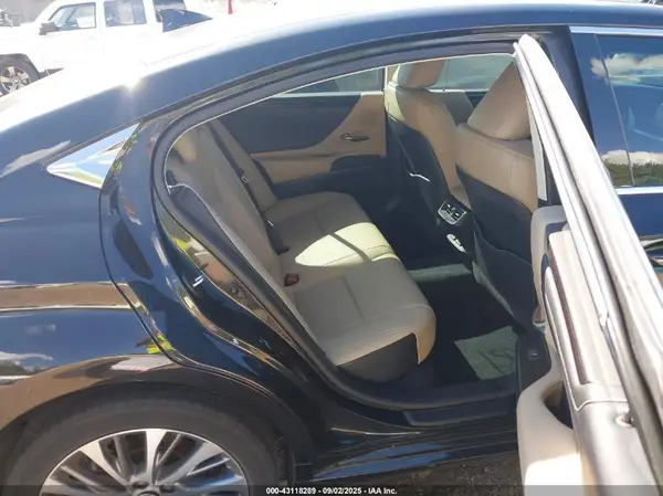 58AD11D11MU007825 2021 LEXUS ES - Image 8
