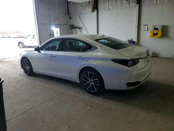 58AD11D13RU013178 2024 LEXUS ES - Image 2