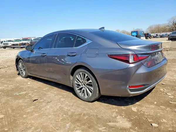 58AD11D14MU005227 2018 LEXUS IS - Image 2