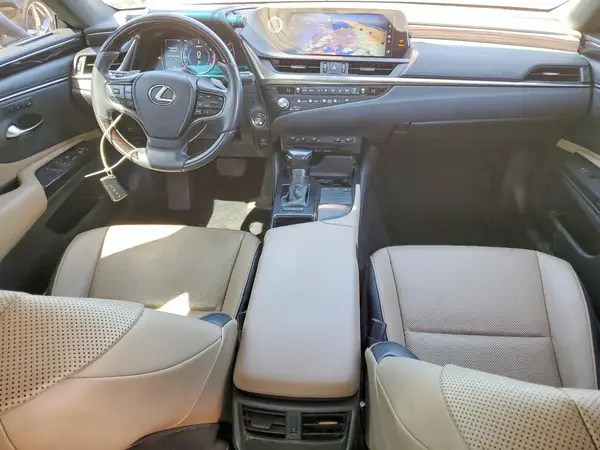 58AD11D14MU005227 2018 LEXUS IS - Image 8
