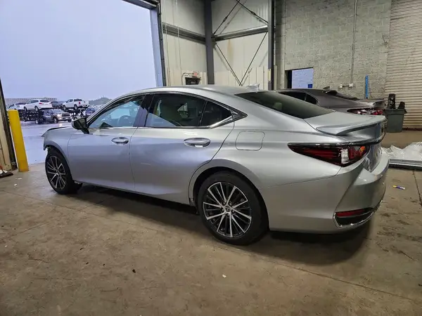 58AD11D17NU009418 2022 LEXUS ES - Image 2