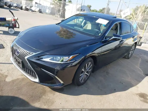 58AD21B13LU004889 2020 LEXUS ES - Image 2