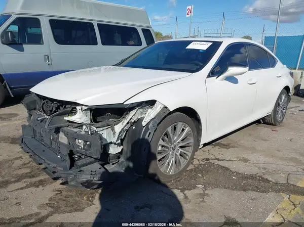 58AD21B13LU006609 2020 LEXUS ES - Image 2