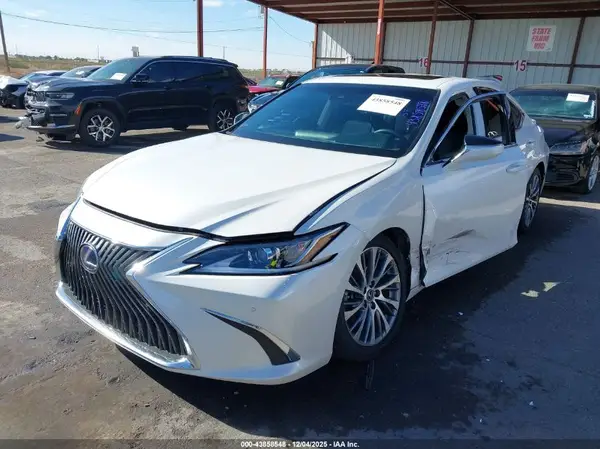 58AD21B13LU012068 2020 LEXUS ES - Image 2
