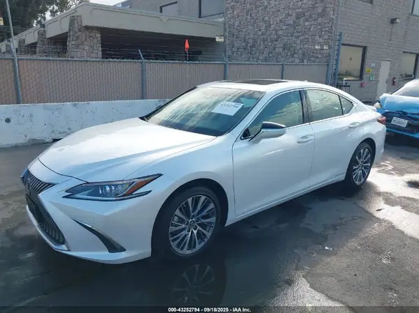 58AD21B18LU007805 2020 LEXUS ES - Image 2
