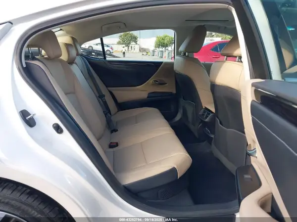 58AD21B18LU007805 2020 LEXUS ES - Image 8