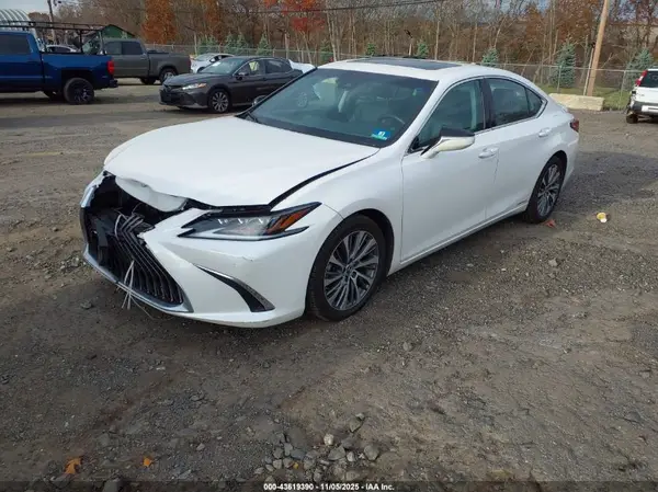58AD21B19LU004623 2020 LEXUS ES - Image 2