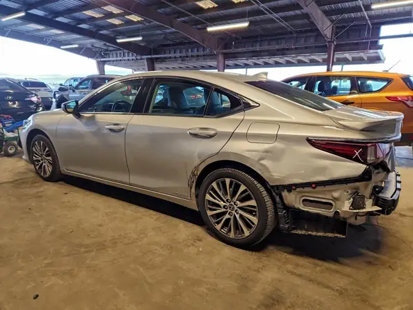 58AD21B1XLU007417 2020 LEXUS ES - Image 2