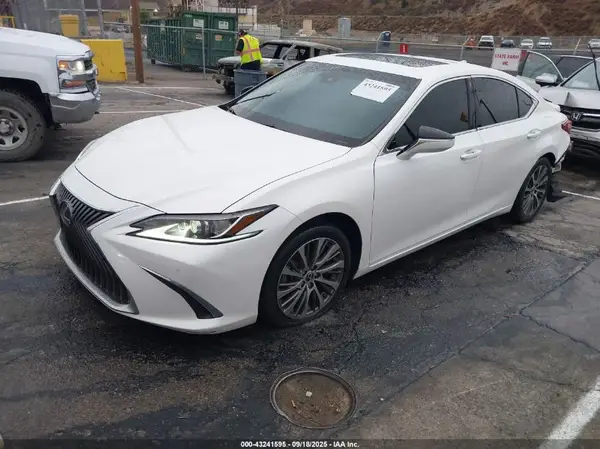 58ADA1C10MU003170 2021 LEXUS ES - Image 2
