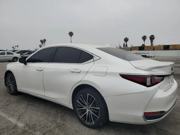 58ADA1C10RU041151 2024 LEXUS ES - Image 2