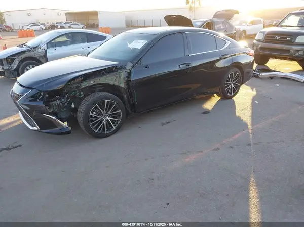 58ADA1C10RU043949 2024 LEXUS ES - Image 2